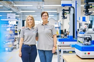TRIOPTICS Mitarbeiterinnen in der Fertigung