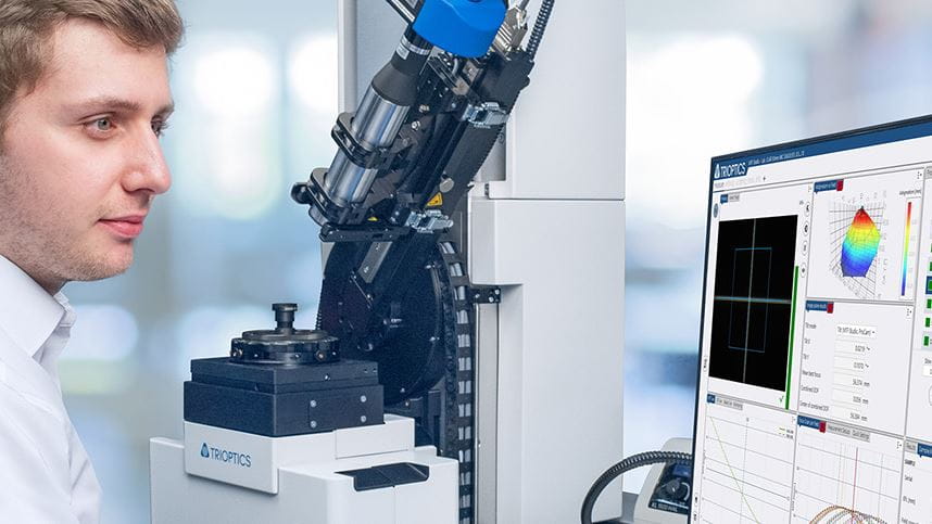Mann sitzt am Tisch und bedient die ImageMaster MTF Software