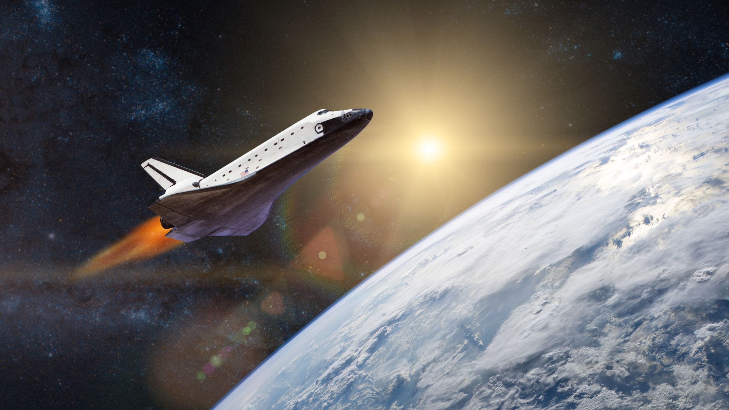 Spaceshuttle im Weltall mit Erde im Hintergrund