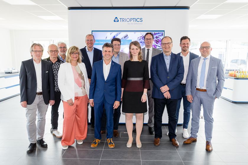 Gruppenfoto im TRIOPTICS Showroom in Wetzlar