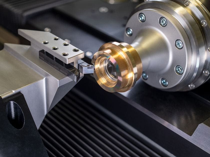 ATS Detailaufnahme einer gefassten Linse