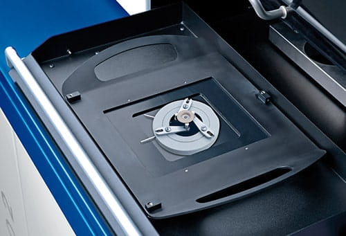 Tray mit selbstzentrierendem Halter