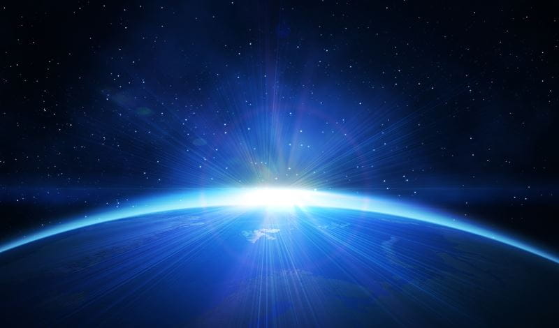 Planet Erde mit Sonnenaufgang aus dem All